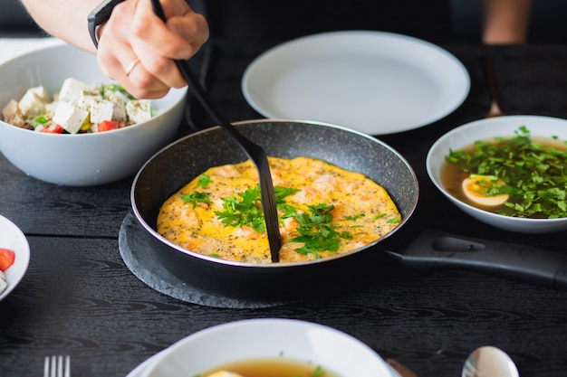 Colazione all'aperto Frittata di gamberi per colazione Frittata in padella per colazione Pranzo per un uomo Frittata fritta con verdure Cibo estivo per strada Zuppa di uova Cibo normale Dieta Brodo