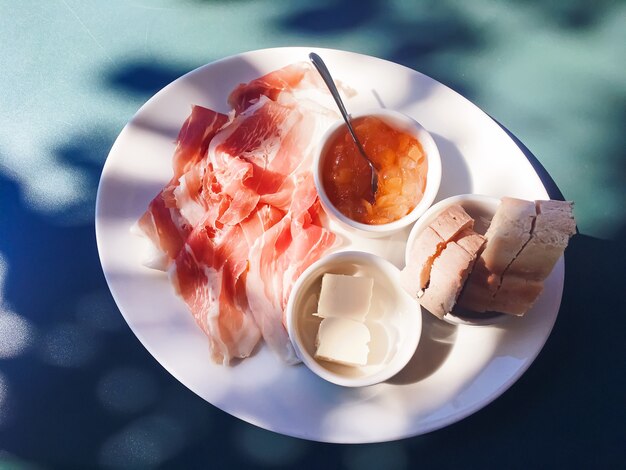 Colazione all'aperto in estate prosciutto marmellata burro e prosciutto