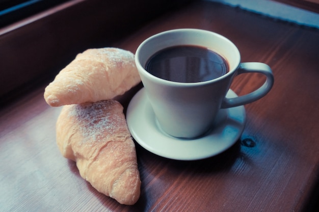 Colazione all&#39;italiana - caffè nero e due croissant