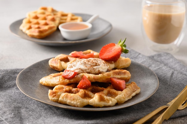 Colazione alla moda con croffles e fragole al caffè del mattino Croissant come waffle