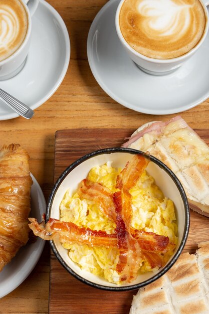 Colazione americana completa in un hotel a cinque stelle