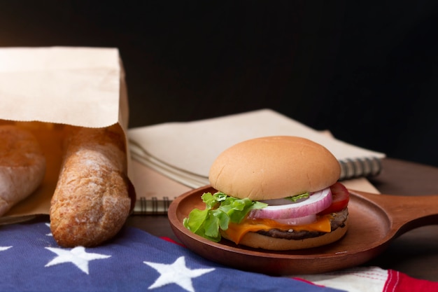 Colazione americana. Hamburger e patatine fritte fatti in casa su sfondo nero.