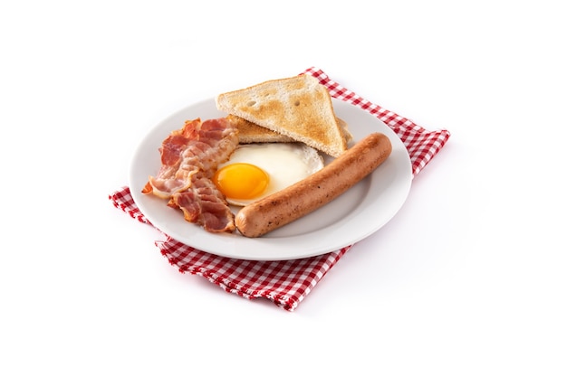 Colazione americana tradizionale con uovo fritto, pane tostato, pancetta e salsiccia isolato