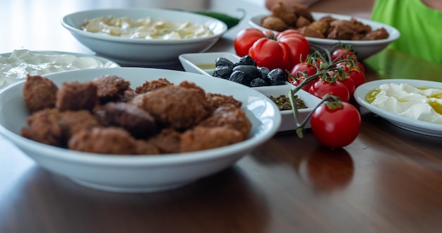 Colazione araba con piatti diversi