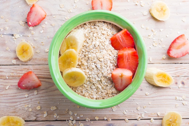 Colazione (avena, fragola, banana e latte vegetale)