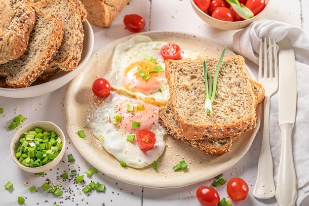 Colazione britannica con pane all'uovo e pomodoro