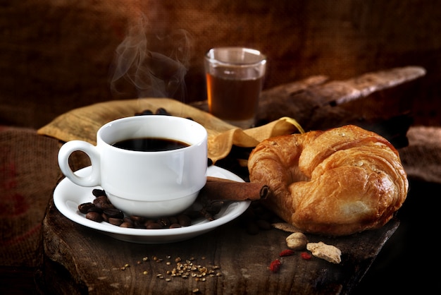 colazione caffè caldo con miele e croissant