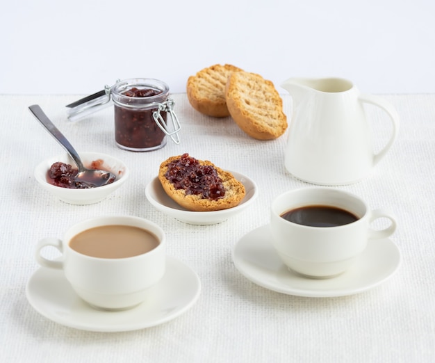 Colazione: caffè, latte, bruschette, marmellata.