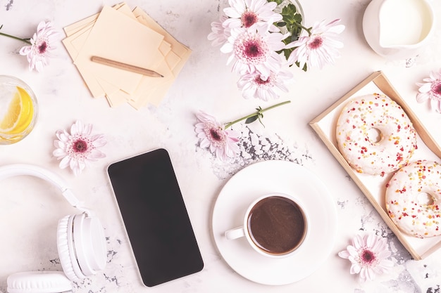 Colazione: caffè, telefono, cuffie.