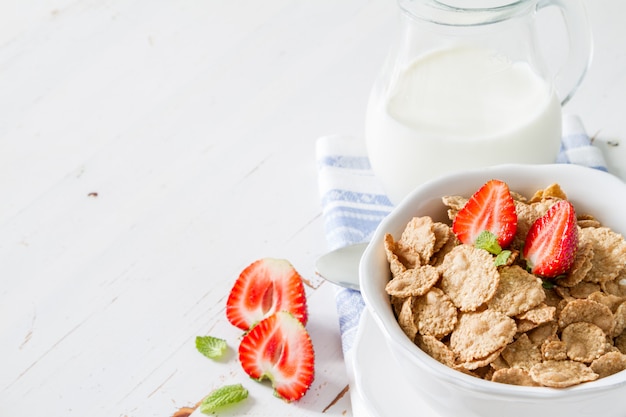 Colazione - cereali e frutti di bosco in una ciotola bianca