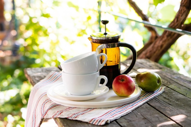 Colazione che serve per due tazze da tè e frutta