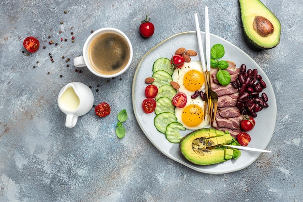 Colazione cheto con uova fritte di avocado pancetta e fagioli colazione paleo cheto pranzo dietetico Sano e nutriente colazione paleo cheto concetto posto per testo vista dall'alto