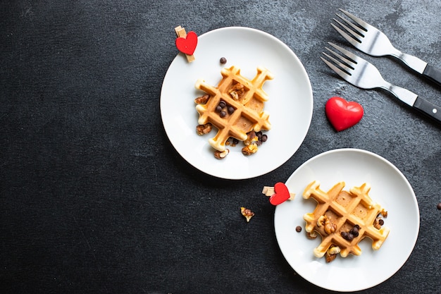 Colazione Cialde belghe con due cuori, colazione di San Valentino