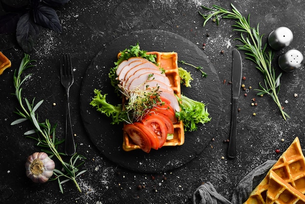 Colazione Cialde belghe con pancetta e verdure Cibo belga Vista dall'alto Spazio libero per il testo