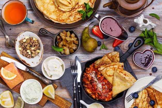 Colazione colorata, gustosa e salata con crepes e diversi ripieni e salse