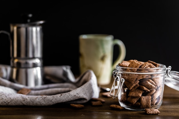 Colazione con caffè al latte e cereali al cioccolato