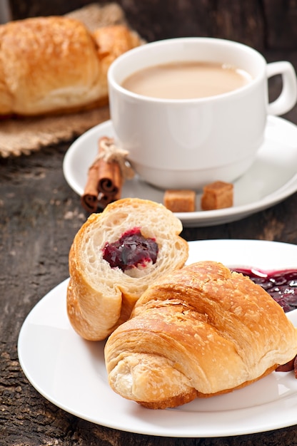 Colazione con caffè e cornetti freschi