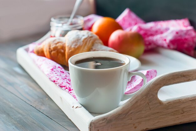 Colazione con caffè e cornetto