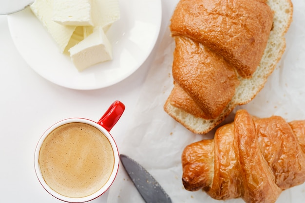 Colazione con caffè e croissant al burro