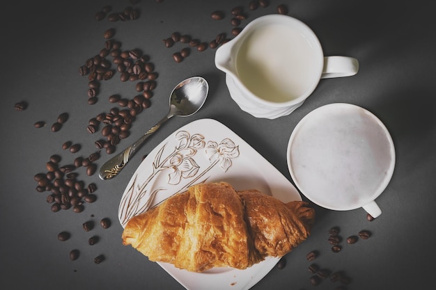 Colazione con caffè e croissant romantico San Valentino