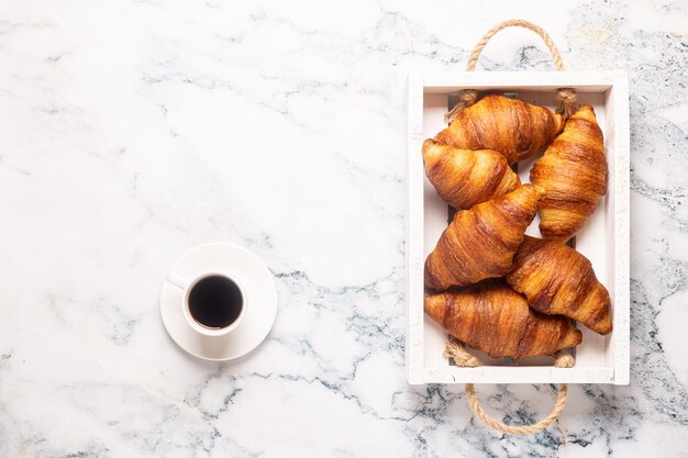 Colazione con caffè e croissant, vista dall'alto