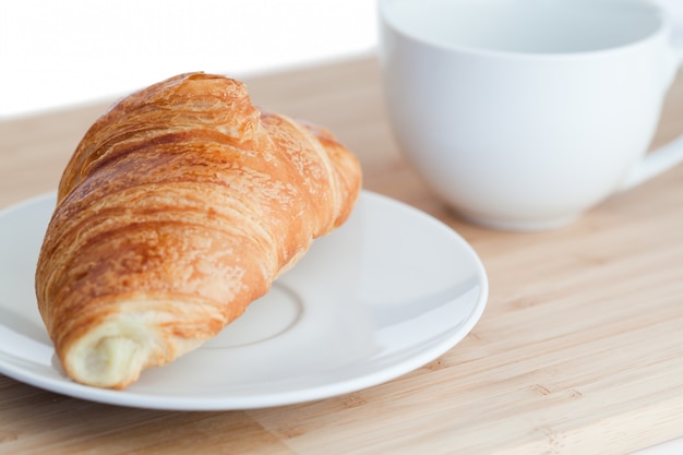 Colazione con caffè e croissant