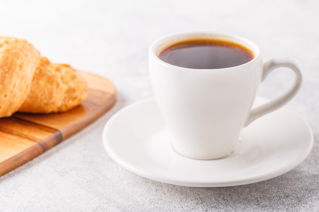 Colazione con caffè e croissant