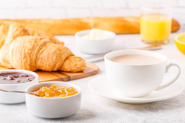 Colazione con caffè e croissant