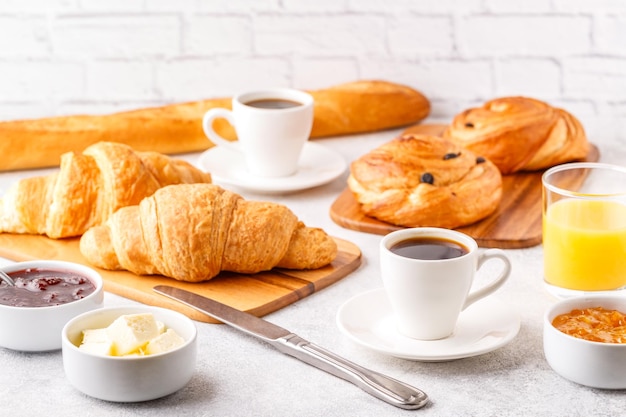 Colazione con caffè e croissant