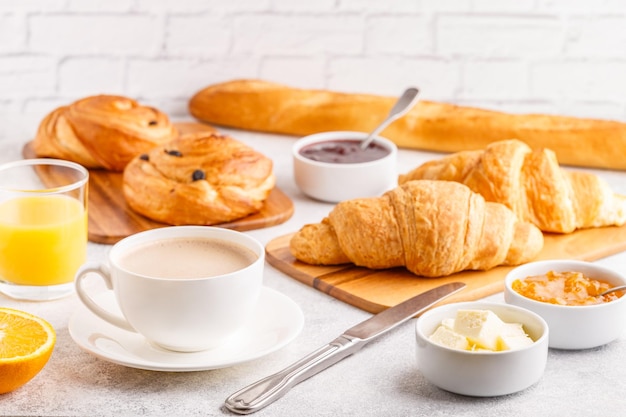 Colazione con caffè e croissant