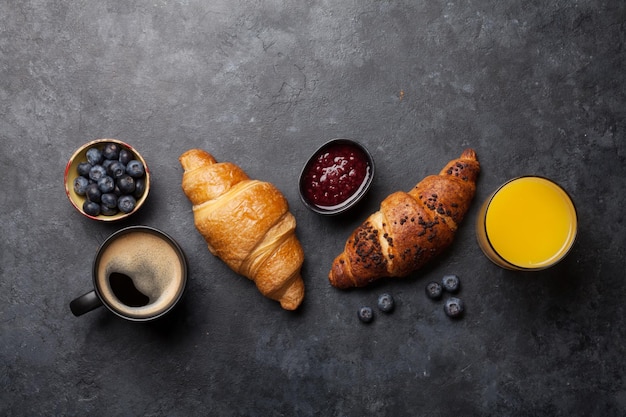 Colazione con caffè e croissant