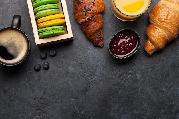 Colazione con caffè e croissant