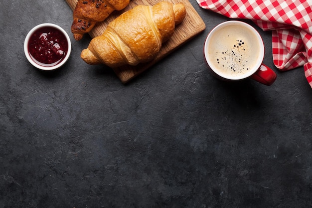 Colazione con caffè e croissant