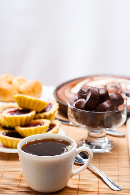 Colazione con caffè e torta