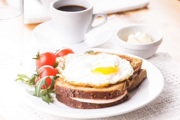 Colazione con caffè, primo piano del panino Croque Madame