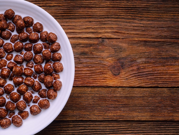 Colazione con cereali e latte al cioccolato