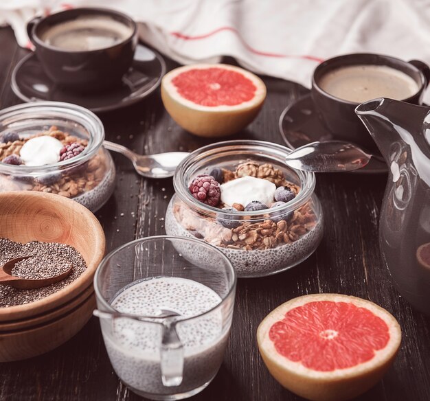 Colazione con chia, yogurt e muesli su un tavolo di legno