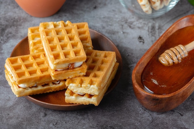 Colazione con cialde belghe e miele