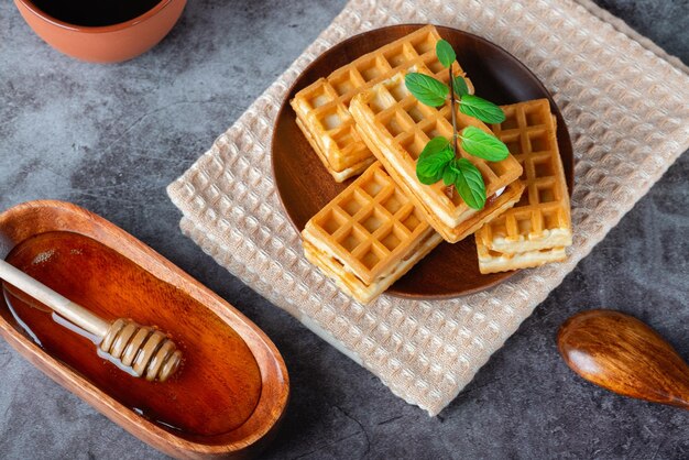 Colazione con cialde belghe e miele