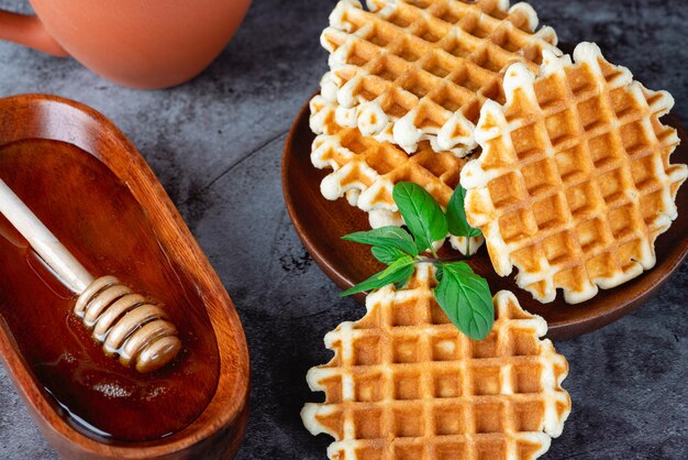 Colazione con cialde belghe miele e caffè