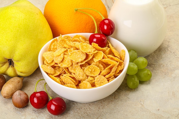 Colazione con corn flakes e latte