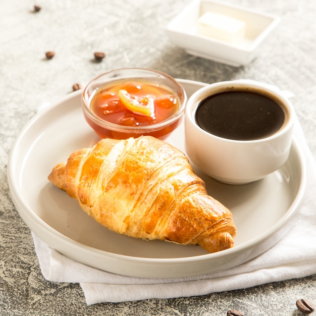 Colazione con cornetti su cemento