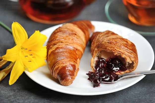 Colazione con cornetti tè, cornetti, Lily on