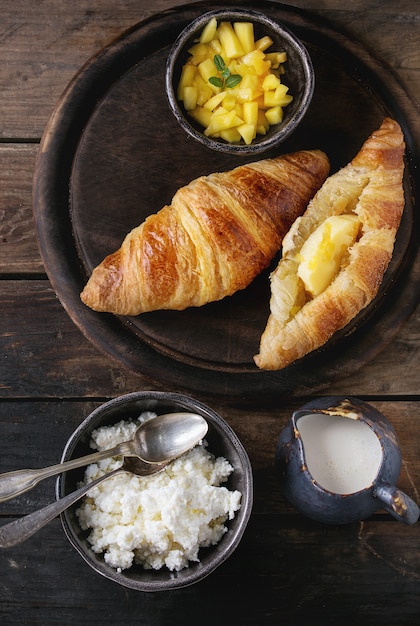 Colazione con cornetto e frutti di mango