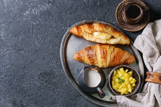 Colazione con cornetto e mango