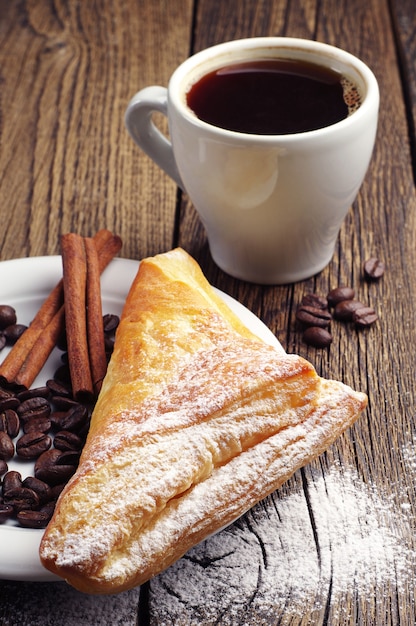 Colazione con croissant e caffè