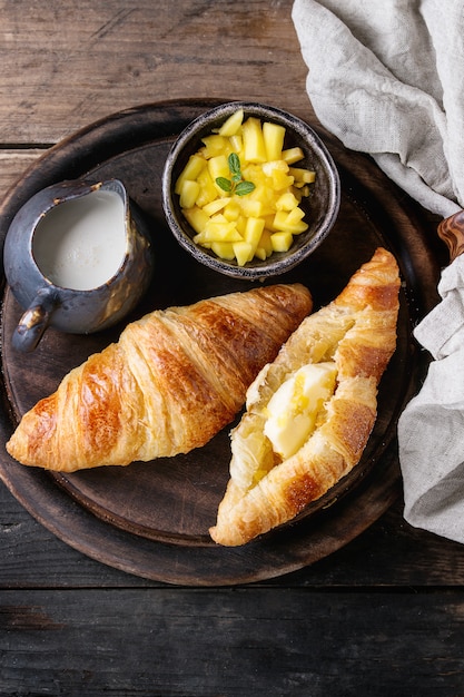 Colazione con croissant e frutta di mango