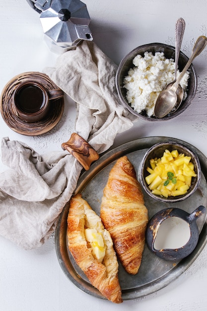 Colazione con croissant e frutta di mango