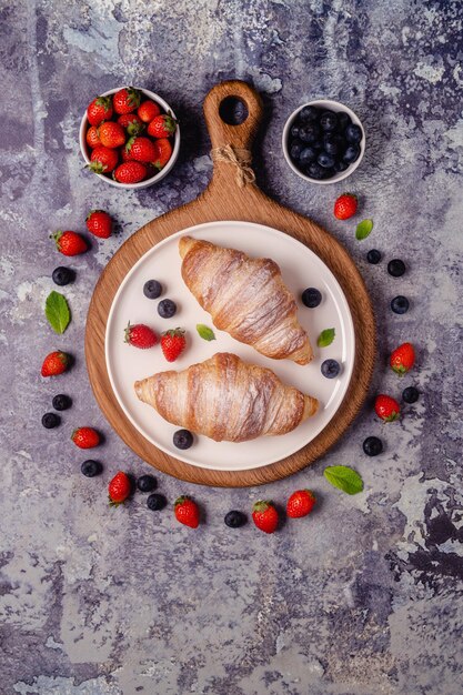 Colazione con croissant e frutta fresca vista dall'alto