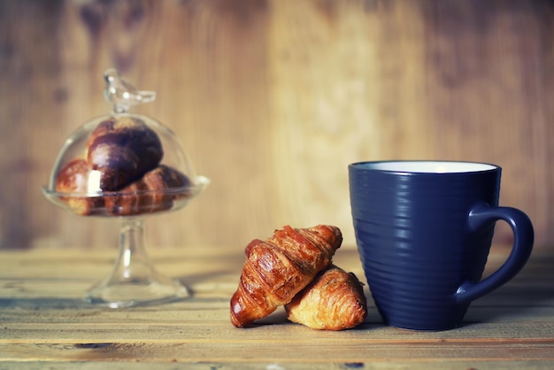 Colazione con croissant e tazza di tè